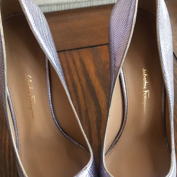 Salvatore Ferragamo light purple snakeskin pumps. Size 7C. Never worn - Picture 3 of 8